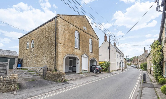 Beaminster House | Spacious Converted Chapel, Close to Spectacular Jurassic Coast, Beaches & Hiking