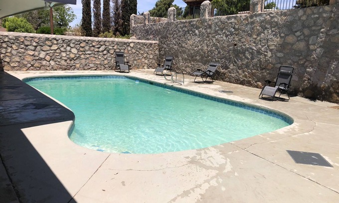 El Paso House | Spacious Corner house with a Pool