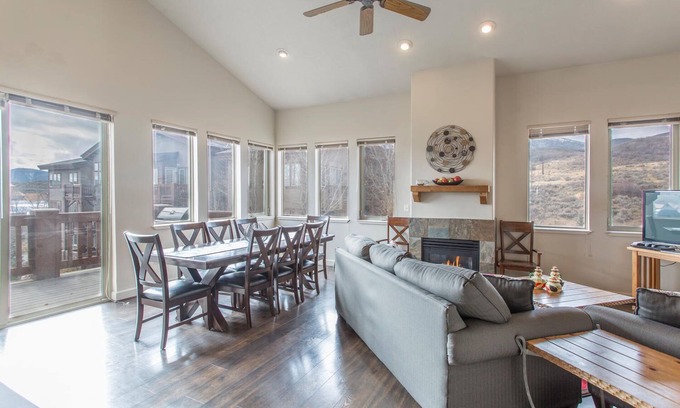 Kimball Junction Condo | Spacious Corner Unit Near Skiing, 2 BR+Loft, 2.5 BA, Top Floor, Sleeps 8