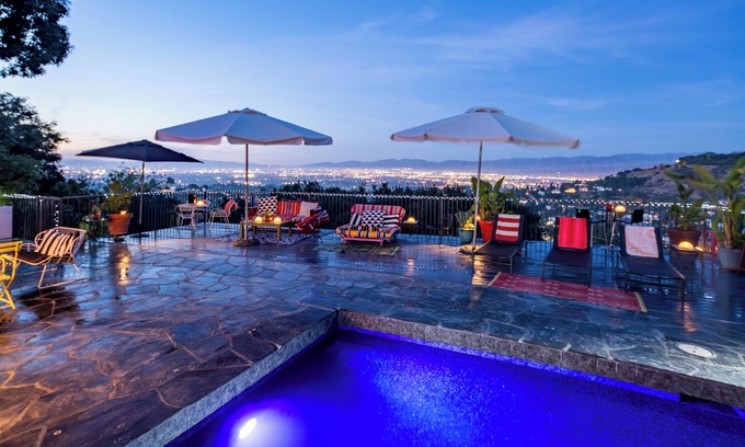 Hollywood Hills House | Spacious, cosy 4-bedroom house w/stunning views in LA- WiFi, pool, 6 TV's