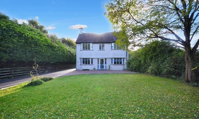 Kemerton House | Spacious Cotswolds House, Garden with Hot Tub