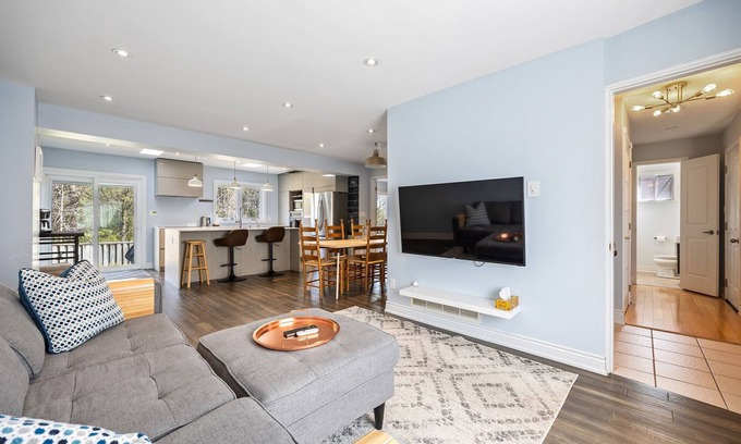 Mississauga House | Spacious Cozy Home with BBQ, Close to the Airport