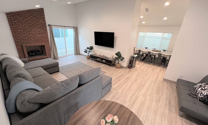 Santa Ana House | Spacious Cozy Modern New Built Family Home by Disneyland & Beaches