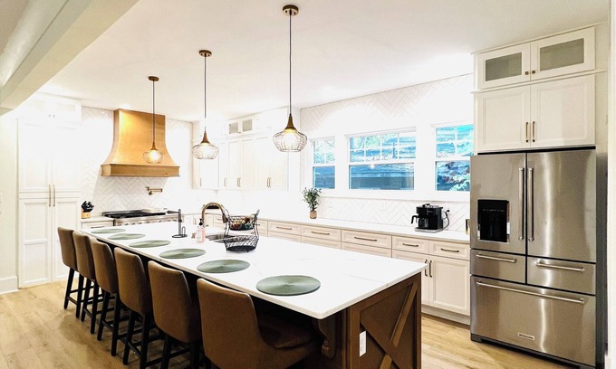 Norwood House | Spacious custom designed bungalow with 6 bedrooms & wifi in enjoyable Birmingham