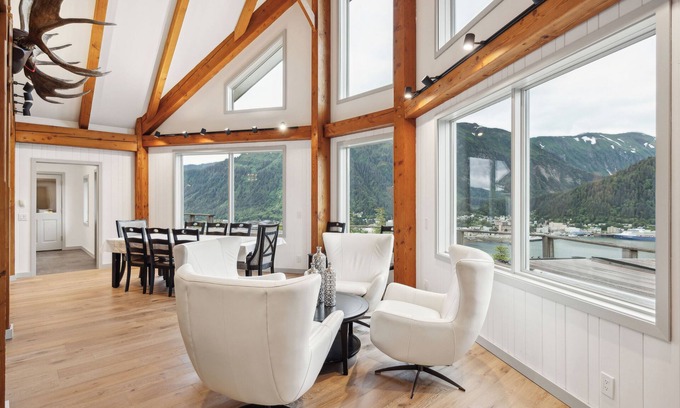 West Juneau House | Spacious Custom Home With Extraordinary Views And Hot Tub