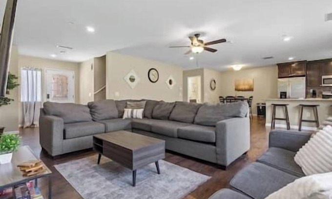Stockton House | Spacious Daygo Lux Estates l 10 Mins from Downtown