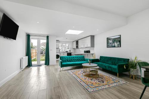 London Borough of Hounslow House | Spacious Detached House with 7 Beds Includes Ping Pong and Pool Table Sleeps 14 Free Parking