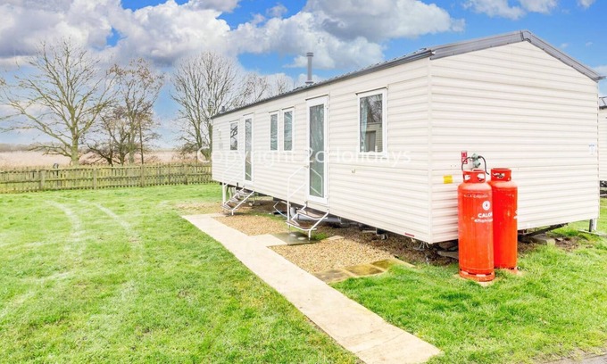 Kessingland House | Spacious dog friendly caravan for hire at Kessingland park, Suffolk ref 90013SG
