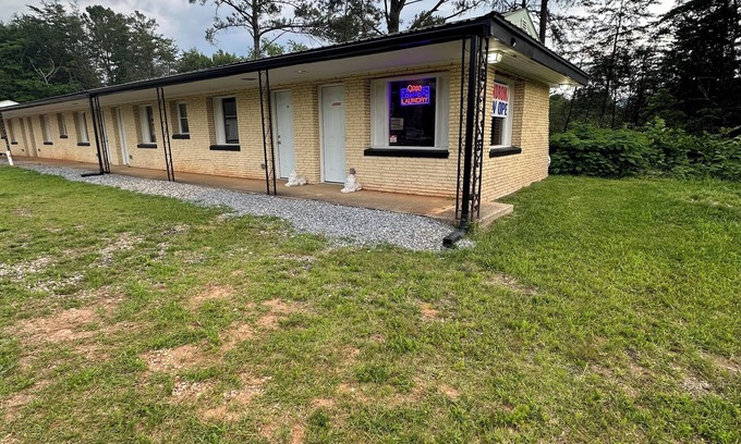 Isabella Apartment | Spacious double sized motel room next door to Bar & Grill