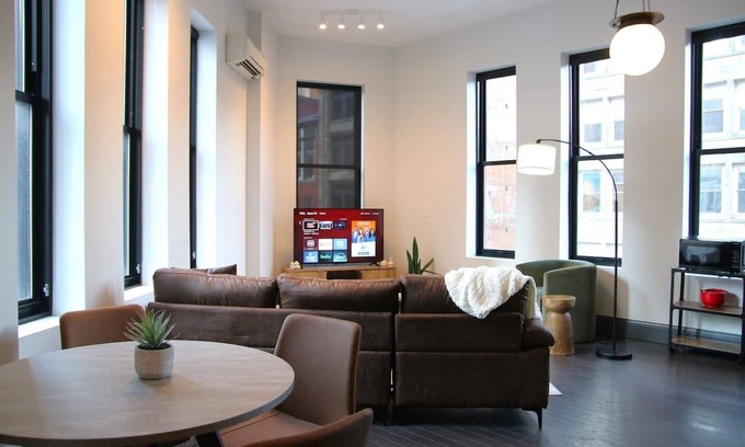 Downtown Pittsburgh Apartment | Spacious Downtown 2BR City Views
