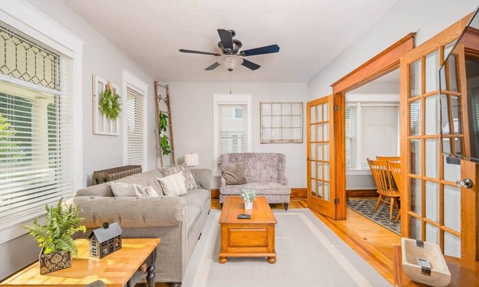 Appleton House | -Spacious Downtown Character Home 4 bedroom 3 bath