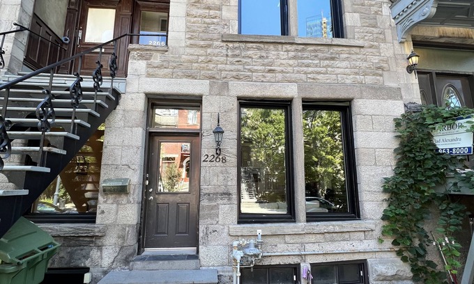 Shaughnessy Village Apartment | Spacious Downtown Montreal Apt-4BR/2BA, Free Wifi, Washer/dryer
