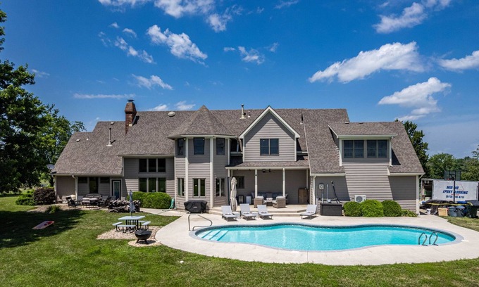 Fulton House | Spacious estate with 8 bedrooms + Pool -Near CoMO