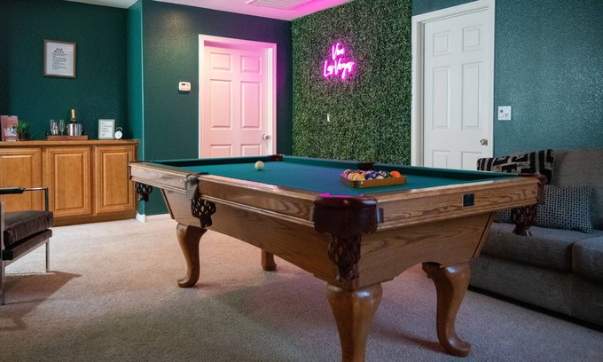 Enterprise House | Spacious Fam-Friendly 3br W/King Suite near Strip! WiFi and Garage parking!