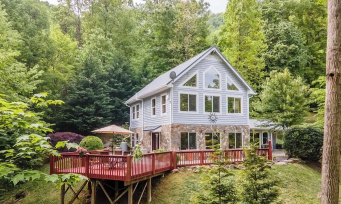 Bryson City House | Spacious Family Cabin/Game Room, Hot Tub, Workout Room + Starlink Wi-Fi