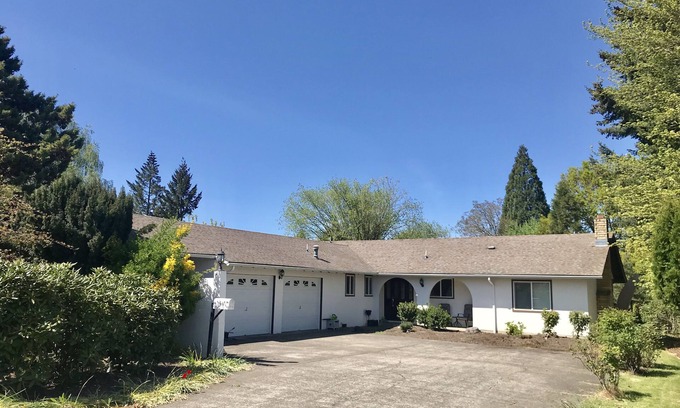 Monmouth House | Spacious family-friendly home near WOU!