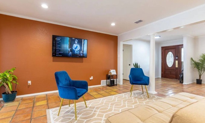 Edgecliff Village House | Spacious Family Getaway 4Br,2.5Bth & Pool