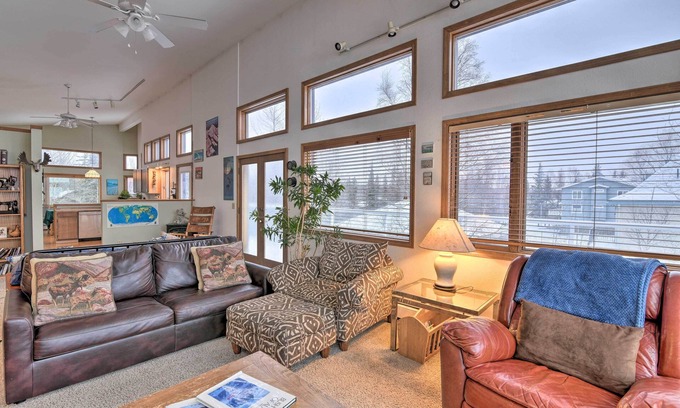 Huffman - O' Malley Cottage | Spacious Family Home w/Deck + Million-dollar View
