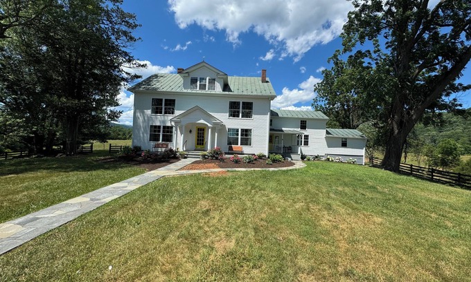 Hood Other | Spacious farm home w/cattle, near wineries. Perfect escape for lg groups