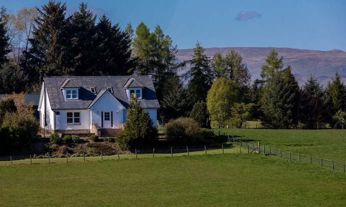 Glasgow House | Spacious farmhouse with golf views and hot tub