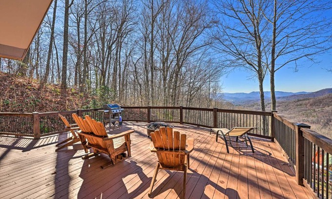 Franklin House | Spacious Franklin Cabin with Mountain Views!