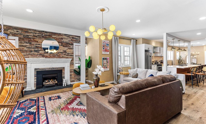 Detroit House | Spacious group resort- hot tub, game room, 10 mins to downtown- family perfect!