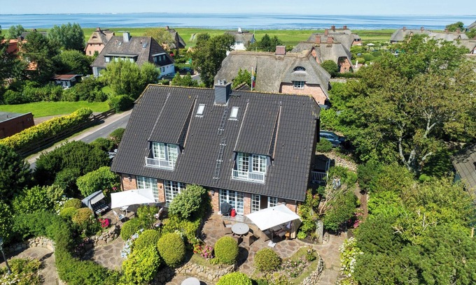 Großmorsum House | Spacious half of the house with tiled stove, bright and close to the mudflats