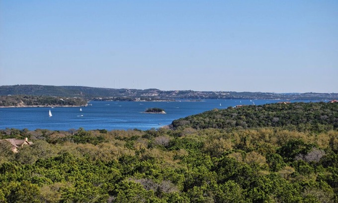 Jonestown Villa | Spacious Hollows Villa Over Looking Lake Travis! Spring Break Available.