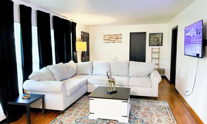 Griffin Heights House | Spacious Home < 6 min to FSU Stadium and < 13 min to FAMU Campus