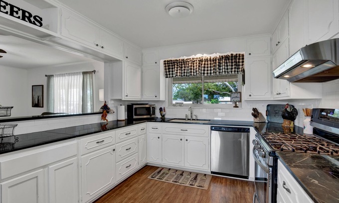 Stonewall House | Spacious Home - Fire Pit, BBQ and Outdoor Seating!