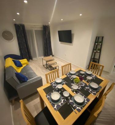 Harlow House | Spacious Home, Garden, in Harlow, Great for Contractors & Relocators