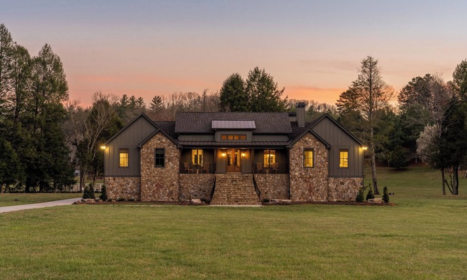 Suches Cottage | Spacious Home in Appalachian Mountains - Hot Tub, Firepit, on the Tocccoa River!