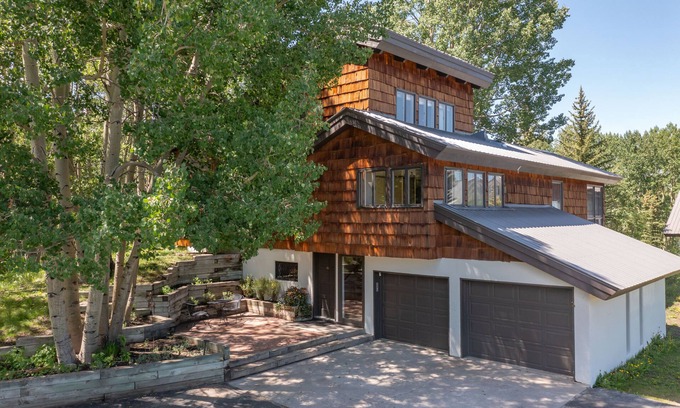 Crested Butte House | Spacious Home on Mt Crested Butte w/Amazing Views- 5 mins to base STR#301300