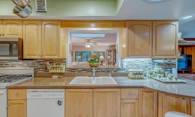 St Andrews House | Spacious Home in Sugarmill Golf Country Club w 2 car Garage
