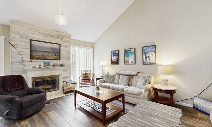 Harbor Springs Condo | Spacious home w/shared tennis & pool - close to lake