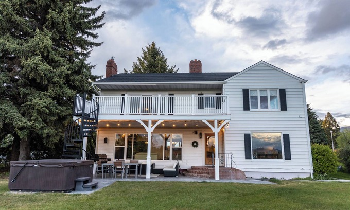 Butte House | Spacious Home with Stunning Mountain and Golf Course View’s!