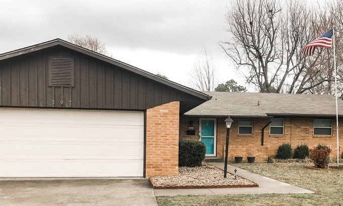Springdale House | Spacious House in the Heart of NW AR w/Office and Game Room