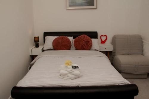 Leigh House | Spacious House, Near Haigh Woodland Park, Wifi, Parking