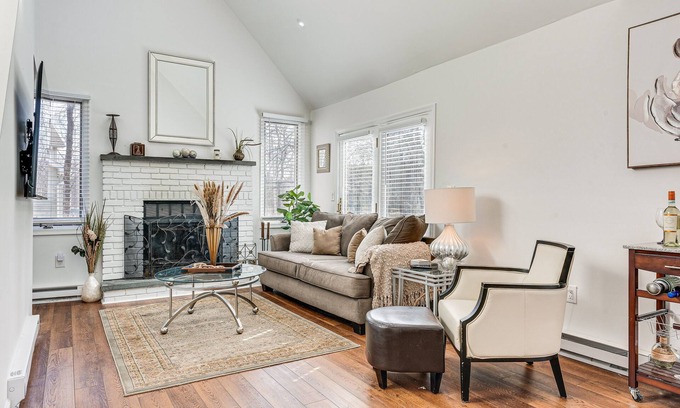 Long Pond House | Spacious house with deck, shared tennis and basketball courts - pool