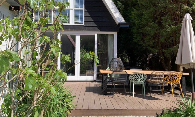 Bergen Villa | Spacious in a green garden, covered veranda + wood-burning stove & 3 bathrooms