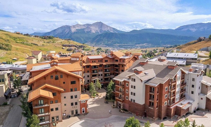 Crested Butte Condo | Spacious King Room, Amazing View and Spa like Bath