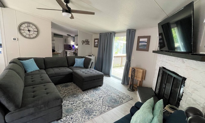 Denver House | Spacious Lake-adjacent Home in Denver, sleeps up to 10. Dog friendly!
