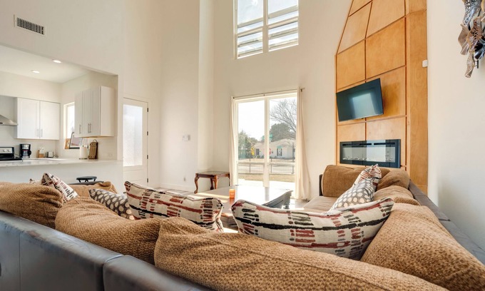 Park Central House | Spacious Lake Highland Townhome W/Pool!