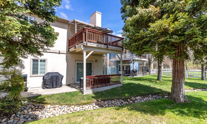 Bass Lake House | Spacious lake view townhouse near Yosemite w/hot tub & pool access, AC, & WiFi