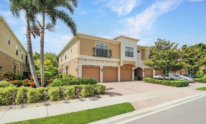 Whitney Beach House | Spacious lakefront 3BR townhome near Anna Maria Island - Blossom Retreat