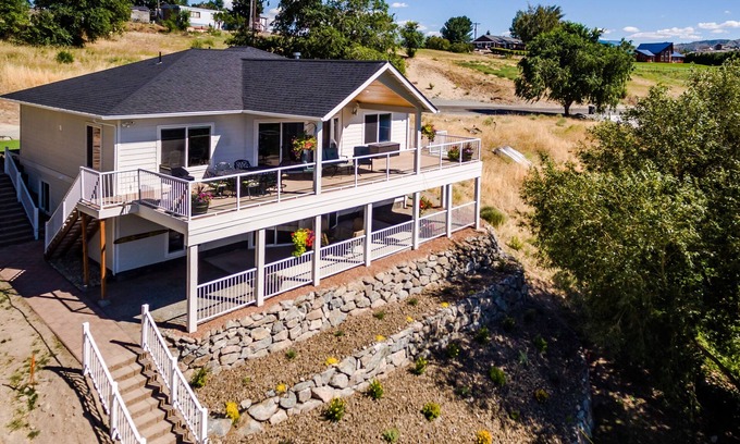 Manson House | Spacious Lakefront Home