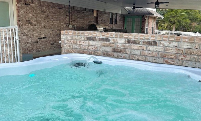Oklahoma City House | Spacious Lakefront View with Hot Tub and Pool NH