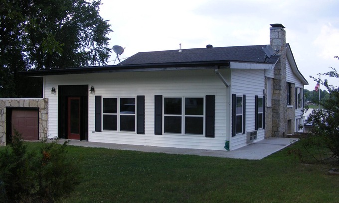 Copeland House | Spacious Lakefront w/private dock between Grove and Monkey Island!