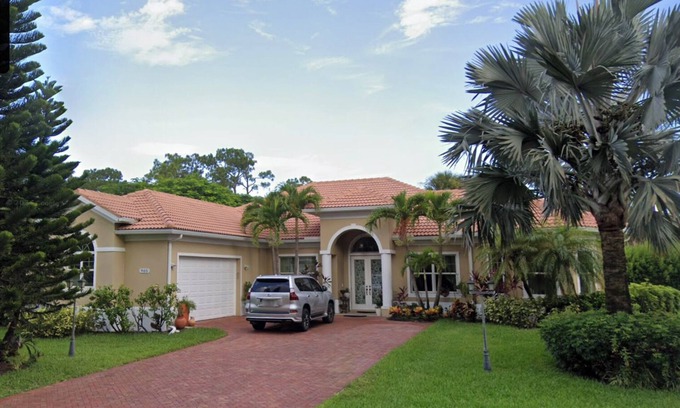 Naples House | Spacious Living in Paradise 5 bedroom3 baths Vacation Home in 2,652ft² Naples