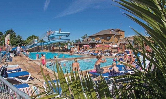 Dawlish Cabin | Spacious lodge with one double with ensuite shower and two twin.